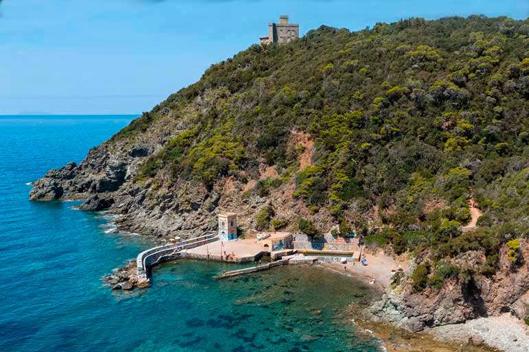 Cala del Sonnino: tra scogliere selvagge, mare cristallino e la storia di un uomo illustre